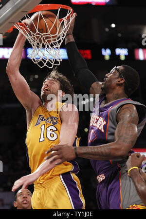 Los Angeles Lakers Pau Gasol avant fait un dunk sur Amare Stoudemire Phoenix Suns de l'avant, droite, au cours de la deuxième moitié de Match 5 de leur série finale de conférence de l'Ouest au Staples Center de Los Angeles le 27 mai 2010. Les Lakers a battu les Suns 103-101. Photo UPI/Lori Shepler Banque D'Images