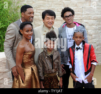 Acteurs Will Smith, Jackie Chan, Trey Smith (L-R, arrière) et Jada Pinkett Smith, Willow Smith et Jaden Smith assister à la première de the motion picture drama d'action 'Karaté Kid' à Los Angeles le 7 juin 2010. UPI/Jim Ruymen Banque D'Images