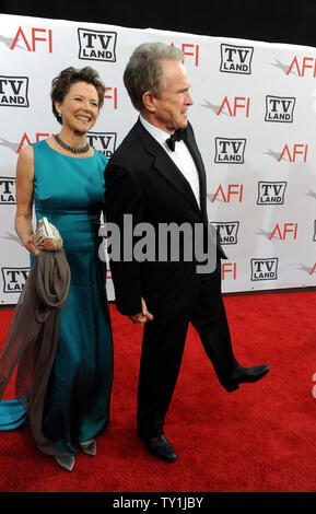 Annette Bening et Warren Beatty arrivent à l'AFI Lifetime Achievement Awards honorant Mike Nichols, présenté par TV Land chez Sony Pictures Studios de Culver City, Californie, le 10 juin 2010. UPI/Jim Ruymen Banque D'Images