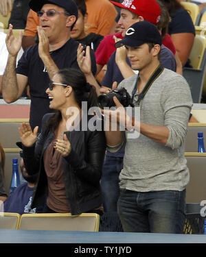 Demi Moore et Ashton Kutcher cheer sur un homerun par Yankees Alex Rodriguez à les Dodgers de Los Angeles/New York Yankees game au Dodger Stadium à Los Angeles, Californie le 27 juin 2010. UPI/Lori Shepler. Banque D'Images