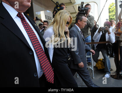 L'actrice Lindsay Lohan quitte le palais de justice de Beverly Hills suite à la condamnation par le juge de la Cour supérieure a Marsha Revel lors d'une audience sur l'état de probation à Beverly Hills, Californie le 6 juillet 2010. Revel condamné Lohan à 90 jours de prison mardi après le jugement qu'elle a violé la probation en 2007 une affaire de drogue en omettant de l'alcool, sur l'ordre des classes de l'éducation. UPI/Jim Ruymen Banque D'Images