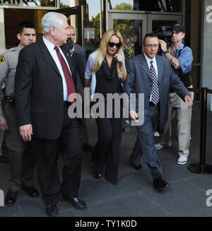 L'actrice Lindsay Lohan quitte le palais de justice de Beverly Hills suite à la condamnation par le juge de la Cour supérieure a Marsha Revel lors d'une audience sur l'état de probation à Beverly Hills, Californie le 6 juillet 2010. Revel condamné Lohan à 90 jours de prison mardi après le jugement qu'elle a violé la probation en 2007 une affaire de drogue en omettant de l'alcool, sur l'ordre des classes de l'éducation. UPI/Jim Ruymen Banque D'Images