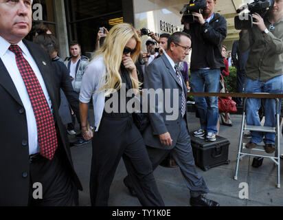 L'actrice Lindsay Lohan quitte le palais de justice de Beverly Hills suite à la condamnation par le juge de la Cour supérieure a Marsha Revel lors d'une audience sur l'état de probation à Beverly Hills, Californie le 6 juillet 2010. Revel condamné Lohan à 90 jours de prison mardi après le jugement qu'elle a violé la probation en 2007 une affaire de drogue en omettant de l'alcool, sur l'ordre des classes de l'éducation. UPI/Jim Ruymen Banque D'Images