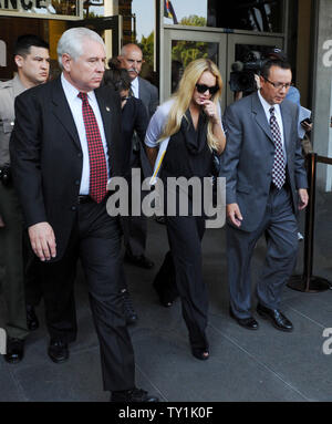 L'actrice Lindsay Lohan quitte le palais de justice de Beverly Hills suite à la condamnation par le juge de la Cour supérieure a Marsha Revel lors d'une audience sur l'état de probation à Beverly Hills, Californie le 6 juillet 2010. Revel condamné Lohan à 90 jours de prison mardi après le jugement qu'elle a violé la probation en 2007 une affaire de drogue en omettant de l'alcool, sur l'ordre des classes de l'éducation. UPI/Jim Ruymen Banque D'Images