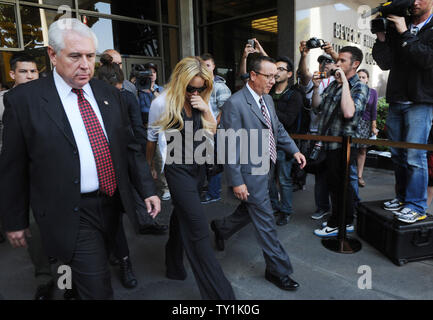 L'actrice Lindsay Lohan quitte le palais de justice de Beverly Hills suite à la condamnation par le juge de la Cour supérieure a Marsha Revel lors d'une audience sur l'état de probation à Beverly Hills, Californie le 6 juillet 2010. Revel condamné Lohan à 90 jours de prison mardi après le jugement qu'elle a violé la probation en 2007 une affaire de drogue en omettant de l'alcool, sur l'ordre des classes de l'éducation. UPI/Jim Ruymen Banque D'Images