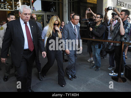 L'actrice Lindsay Lohan quitte le palais de justice de Beverly Hills suite à la condamnation par le juge de la Cour supérieure a Marsha Revel lors d'une audience sur l'état de probation à Beverly Hills, Californie le 6 juillet 2010. Revel condamné Lohan à 90 jours de prison mardi après le jugement qu'elle a violé la probation en 2007 une affaire de drogue en omettant de l'alcool, sur l'ordre des classes de l'éducation. UPI/Jim Ruymen Banque D'Images