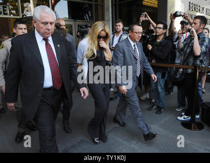 L'actrice Lindsay Lohan quitte le palais de justice de Beverly Hills suite à la condamnation par le juge de la Cour supérieure a Marsha Revel lors d'une audience sur l'état de probation à Beverly Hills, Californie le 6 juillet 2010. Revel condamné Lohan à 90 jours de prison mardi après le jugement qu'elle a violé la probation en 2007 une affaire de drogue en omettant de l'alcool, sur l'ordre des classes de l'éducation. UPI/Jim Ruymen Banque D'Images