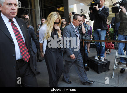 L'actrice Lindsay Lohan quitte le palais de justice de Beverly Hills suite à la condamnation par le juge de la Cour supérieure a Marsha Revel lors d'une audience sur l'état de probation à Beverly Hills, Californie le 6 juillet 2010. Revel condamné Lohan à 90 jours de prison mardi après le jugement qu'elle a violé la probation en 2007 une affaire de drogue en omettant de l'alcool, sur l'ordre des classes de l'éducation. UPI/Jim Ruymen Banque D'Images