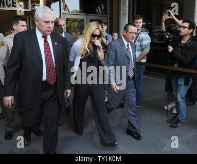 L'actrice Lindsay Lohan quitte le palais de justice de Beverly Hills suite à la condamnation par le juge de la Cour supérieure a Marsha Revel lors d'une audience sur l'état de probation à Beverly Hills, Californie le 6 juillet 2010. Revel condamné Lohan à 90 jours de prison mardi après le jugement qu'elle a violé la probation en 2007 une affaire de drogue en omettant de l'alcool, sur l'ordre des classes de l'éducation. UPI/Jim Ruymen Banque D'Images