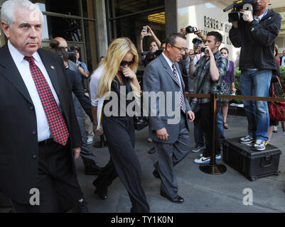 L'actrice Lindsay Lohan quitte le palais de justice de Beverly Hills suite à la condamnation par le juge de la Cour supérieure a Marsha Revel lors d'une audience sur l'état de probation à Beverly Hills, Californie le 6 juillet 2010. Revel condamné Lohan à 90 jours de prison mardi après le jugement qu'elle a violé la probation en 2007 une affaire de drogue en omettant de l'alcool, sur l'ordre des classes de l'éducation. UPI/Jim Ruymen Banque D'Images