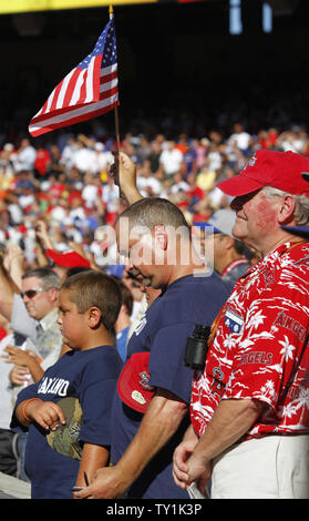 Fans durant l'hymne national avant la partie d'étoiles à Anaheim, Californie le 13 juillet 2010. La Ligue nationale a gagné 3-1. UPI/Lori Shepler Banque D'Images