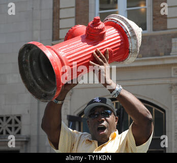 Acteur Michael Clarke Duncan prend un poteau incendie prop comme il assiste à la première de the motion picture film d'action 'Cats & Dogs : The Revenge of Kitty Galore', au Grauman's Chinese Theatre dans la section Hollywood de Los Angeles le 25 juillet 2010. UPI/Jim Ruymen Banque D'Images