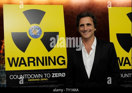 Producteur Lawrence Bender arrive à la première de the motion picture film documentaire au sujet de l'escalade de la course aux armements nucléaires, 'compte à rebours jusqu'à zéro" à Los Angeles, le 28 juillet 2010, l'UPI/Jim Ruymen Banque D'Images