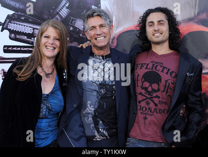 L'acteur Eric Roberts (C) arrive avec son épouse Eliza Roberts et beau-fils Keaton Simmons à la première de the motion picture thriller "L'usure" au Grauman's Chinese Theatre dans la section Hollywood de Los Angeles le 3 août 2010. UPI/Jim Ruymen Banque D'Images