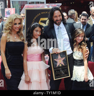 Chanteur mexicain Marco Antonio Solis pose avec sa femme Cristian (L) et ses filles Alison (2L) et Marla (R) après avoir reçu le 2,415ème étoile sur le Hollywood Walk of Fame au cours d'une cérémonie de dévoilement à Los Angeles le 5 août 2010. UPI/Jim Ruymen Banque D'Images
