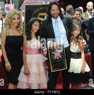 Chanteur mexicain Marco Antonio Solis pose avec sa femme Cristian (L) et ses filles Alison (2L) et Marla (R) après avoir reçu le 2,415ème étoile sur le Hollywood Walk of Fame au cours d'une cérémonie de dévoilement à Los Angeles le 5 août 2010. UPI/Jim Ruymen Banque D'Images