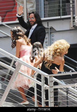 Chanteur mexicain Marco Antonio Solis reconnaît fans alors qu'il quitte sa femme et ses filles, une cérémonie en l'honneur de lui avec le 2,415ème étoile sur le Hollywood Walk of Fame à Los Angeles le 5 août 2010. UPI/Jim Ruymen Banque D'Images