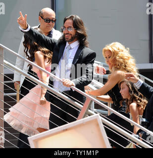 Chanteur mexicain Marco Antonio Solis reconnaît fans alors qu'il quitte sa femme et ses filles, une cérémonie en l'honneur de lui avec le 2,415ème étoile sur le Hollywood Walk of Fame à Los Angeles le 5 août 2010. UPI/Jim Ruymen Banque D'Images