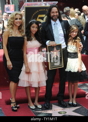 Chanteur mexicain Marco Antonio Solis pose avec sa femme Cristian (L) et ses filles Alison (2L) et Marla (R) après avoir reçu le 2,415ème étoile sur le Hollywood Walk of Fame au cours d'une cérémonie de dévoilement à Los Angeles le 5 août 2010. UPI/Jim Ruymen Banque D'Images