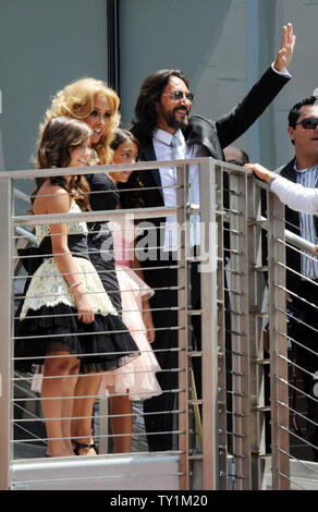 Chanteur mexicain Marco Antonio Solis reconnaît fans alors qu'il quitte sa femme et ses filles, une cérémonie en l'honneur de lui avec le 2,415ème étoile sur le Hollywood Walk of Fame à Los Angeles le 5 août 2010. UPI/Jim Ruymen Banque D'Images