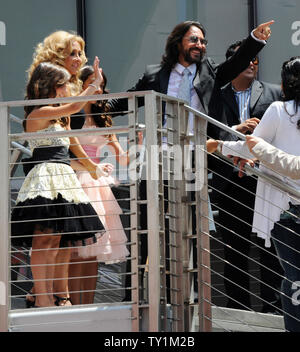 Chanteur mexicain Marco Antonio Solis reconnaît fans alors qu'il quitte sa femme et ses filles, une cérémonie en l'honneur de lui avec le 2,415ème étoile sur le Hollywood Walk of Fame à Los Angeles le 5 août 2010. UPI/Jim Ruymen Banque D'Images