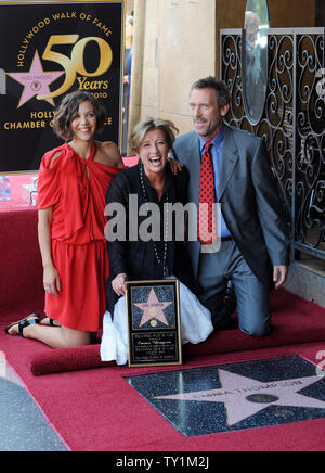 L'actrice britannique Emma Thompson (C) est honorée avec le 2,416ème étoile sur le Hollywood Walk of Fame en face de l'Pig'n Whistle pub sur Hollywood Boulevard à Los Angeles le 6 août 2010. Elle est rejoint par 'House' star et Université de Cambridge diplôme Hugh Laurie (R) et l'actrice Maggie Gyllenhaal, qui stars aux côtés de Thompson dans «Nanny MacPhee et le Big Bang'' - la distribution comme «Nanny MacPhee' aux etats unis. UPI/Jim Ruymen Banque D'Images