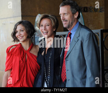 L'actrice britannique Emma Thompson (C) est honorée avec le 2,416ème étoile sur le Hollywood Walk of Fame en face de l'Pig'n Whistle pub sur Hollywood Boulevard à Los Angeles le 6 août 2010. Elle est rejoint par 'House' star et Université de Cambridge diplôme Hugh Laurie (R) et l'actrice Maggie Gyllenhaal, qui stars aux côtés de Thompson dans «Nanny MacPhee et le Big Bang'' - la distribution comme «Nanny MacPhee' aux etats unis. UPI/Jim Ruymen Banque D'Images