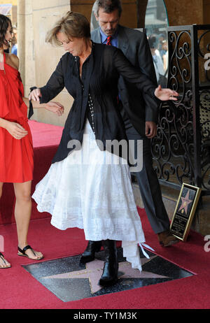 L'actrice Maggie Gyllenhaal (L) et l'acteur britannique Hugh Laurie (R) chercher sur comme l'actrice britannique Emma Thompson danse sur son étoile alors qu'elle est honorée pour sa carrière cinématographique avec une étoile sur le Hollywood Walk of Fame à Los Angeles le 6 août 2010. UPI/Jim Ruymen Banque D'Images