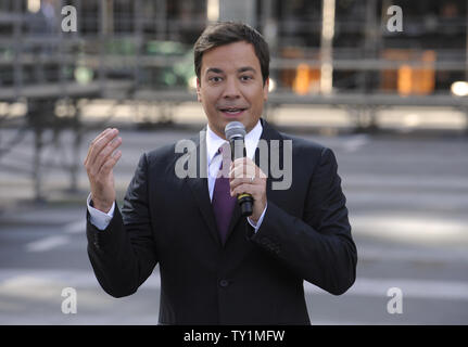 Présenter d'accueillir Jimmy Fallon parle lors de la mise en œuvre tapis rouge que les préparations sont faites pour le 62e Primetime Emmy Awards à Los Angeles, Californie le 25 août 2010. Le Emmy diffusé sera diffusée le dimanche 29 août. UPI/ Phil McCarten Banque D'Images