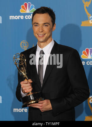 Jim Parsons tient son Emmy Award for Outstanding principal acteur dans une série comique pour son travail sur "La théorie du Big Bang' au 62e Primetime Emmy Awards au Nokia Theatre de Los Angeles le 29 août 2010. UPI/Lori Shepler Banque D'Images