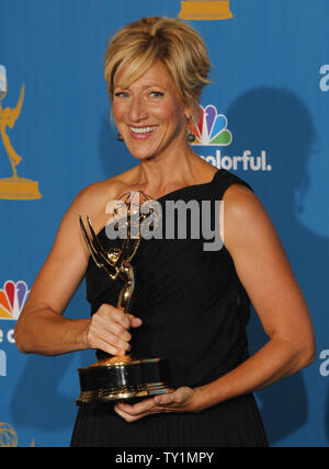 Edie Falco tient son Emmy Award pour son actrice principale, une série comique pour son travail sur "l'Infirmière Jackier' à la 62e Primetime Emmy Awards au Nokia Theatre de Los Angeles le 29 août 2010. UPI/Lori Shepler Banque D'Images