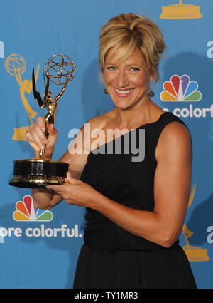 Edie Falco tient son Emmy Award pour son actrice principale, une série comique pour son travail sur "l'Infirmière Jackier' à la 62e Primetime Emmy Awards au Nokia Theatre de Los Angeles le 29 août 2010. UPI/Lori Shepler Banque D'Images