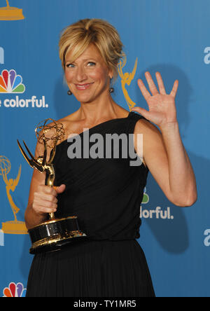 Edie Falco tient son Emmy Award pour son actrice principale, une série comique pour son travail sur "l'Infirmière Jackier' à la 62e Primetime Emmy Awards au Nokia Theatre de Los Angeles le 29 août 2010. UPI/Lori Shepler Banque D'Images