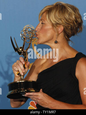 Edie Falco tient son Emmy Award pour son actrice principale, une série comique pour son travail sur "l'Infirmière Jackier' à la 62e Primetime Emmy Awards au Nokia Theatre de Los Angeles le 29 août 2010. UPI/Lori Shepler Banque D'Images