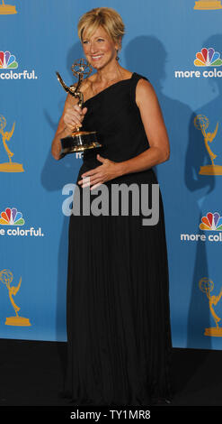 Edie Falco tient son Emmy Award pour son actrice principale, une série comique pour son travail sur "l'Infirmière Jackier' à la 62e Primetime Emmy Awards au Nokia Theatre de Los Angeles le 29 août 2010. UPI/Lori Shepler Banque D'Images