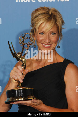 Edie Falco tient son Emmy Award pour son actrice principale, une série comique pour son travail sur "l'Infirmière Jackier' à la 62e Primetime Emmy Awards au Nokia Theatre de Los Angeles le 29 août 2010. UPI/Lori Shepler Banque D'Images