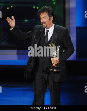 Al Pacino reconnaît le Dr Jack Kevorkian, comme il accepte le Award for Outstanding principal acteur dans une minisérie ou téléfilm pour "vous ne connaissez pas Jack', au cours de la 62e Primetime Emmy Awards au Nokia Theatre de Los Angeles le 29 août 2010. UPI/Jim Ruymen Banque D'Images