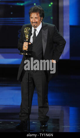 Al Pacino reconnaît le Dr Jack Kevorkian, comme il accepte le Award for Outstanding principal acteur dans une minisérie ou téléfilm pour "vous ne connaissez pas Jack', au cours de la 62e Primetime Emmy Awards au Nokia Theatre de Los Angeles le 29 août 2010. UPI/Jim Ruymen Banque D'Images