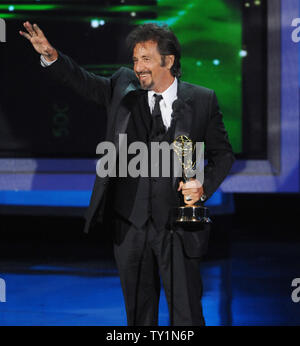 Al Pacino reconnaît le Dr Jack Kevorkian, comme il accepte le Award for Outstanding principal acteur dans une minisérie ou téléfilm pour "vous ne connaissez pas Jack', au cours de la 62e Primetime Emmy Awards au Nokia Theatre de Los Angeles le 29 août 2010. UPI/Jim Ruymen Banque D'Images