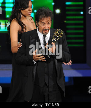 Al Pacino reconnaît le Dr Jack Kevorkian, comme il accepte le Award for Outstanding principal acteur dans une minisérie ou téléfilm pour "vous ne connaissez pas Jack', au cours de la 62e Primetime Emmy Awards au Nokia Theatre de Los Angeles le 29 août 2010. UPI/Jim Ruymen Banque D'Images