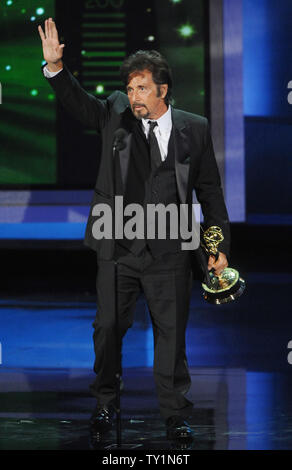 Al Pacino reconnaît le Dr Jack Kevorkian, comme il accepte le Award for Outstanding principal acteur dans une minisérie ou téléfilm pour "vous ne connaissez pas Jack', au cours de la 62e Primetime Emmy Awards au Nokia Theatre de Los Angeles le 29 août 2010. UPI/Jim Ruymen Banque D'Images