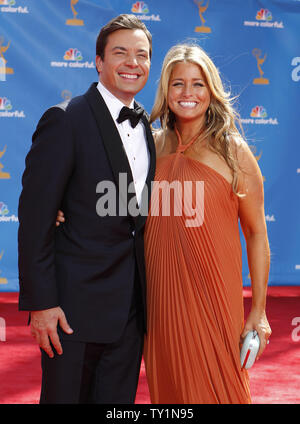 Hôte de la 62e Primetime Emmy Awards Jimmy Fallon et son épouse Nancy Juvonen arriver au Nokia Theatre de Los Angeles le 29 août 2010. UPI/Lori Shepler Banque D'Images