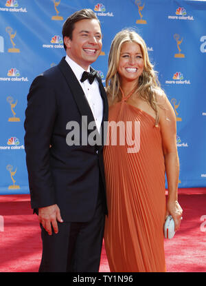 Hôte de la 62e Primetime Emmy Awards Jimmy Fallon et son épouse Nancy Juvonen arriver au Nokia Theatre de Los Angeles le 29 août 2010. UPI/Lori Shepler Banque D'Images