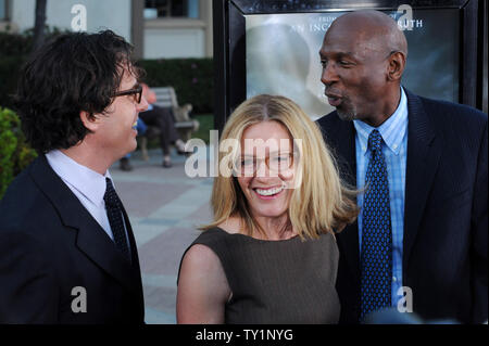 Réalisateur Davis Guggenheim (L) et son épouse, l'actrice Elisabeth Shue assister à la première de son nouveau film documentaire 'En attente de Superman', avec Geoffrey Canada (R), Président-directeur général de Harlem Children's Zone au Studios Paramount à Los Angeles le 20 septembre 2010. Musée Guggenheim entreprend une revue exhaustive de l'éducation du public, à l'arpentage 'drop-out' et 'usines dolines, universitaire' disséquer méthodiquement le système et les problèmes apparemment insolubles UPI/Jim Ruymen Banque D'Images