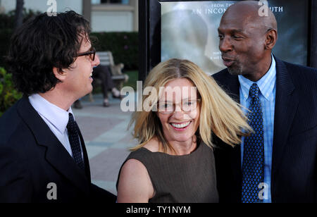 Réalisateur Davis Guggenheim (L) et son épouse, l'actrice Elisabeth Shue assister à la première de son nouveau film documentaire 'En attente de Superman', avec Geoffrey Canada (R), Président-directeur général de Harlem Children's Zone au Studios Paramount à Los Angeles le 20 septembre 2010. Musée Guggenheim entreprend une revue exhaustive de l'éducation du public, à l'arpentage 'drop-out' et 'usines dolines, universitaire' disséquer méthodiquement le système et les problèmes apparemment insolubles UPI/Jim Ruymen Banque D'Images