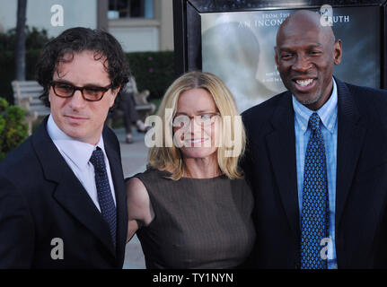 Réalisateur Davis Guggenheim (L) et son épouse, l'actrice Elisabeth Shue assister à la première de son nouveau film documentaire 'En attente de Superman', avec Geoffrey Canada (R), Président-directeur général de Harlem Children's Zone au Studios Paramount à Los Angeles le 20 septembre 2010. Musée Guggenheim entreprend une revue exhaustive de l'éducation du public, à l'arpentage 'drop-out' et 'usines dolines, universitaire' disséquer méthodiquement le système et les problèmes apparemment insolubles UPI/Jim Ruymen Banque D'Images