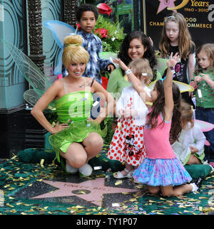 Tinker Bell, le caractère de fées qui se développa à partir de la pages de J.M. Barrie's literary classic, 'Peter Pan', est honorée avec le 2,418ème étoile sur le Hollywood Walk of Fame à Los Angeles le 21 septembre 2010. UPI/Jim Ruymen Banque D'Images