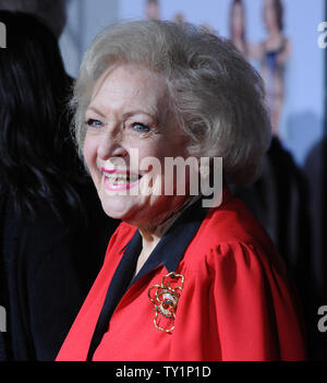 Betty White, un acteur dans la comédie du cinéma 'vous', assiste à la première du film au El Capitan Theatre dans la section Hollywood de Los Angeles le 22 septembre 2010. UPI/Jim Ruymen Banque D'Images