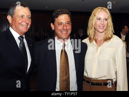 Producteur Tom Sherak, Universal Pictures président Adam Fogelson et son épouse Hillary (L-R) arriver à la National Multiple Sclerosis Society's 36e dîner annuel des champions à l'hôtel Century Plaza Hotel de Los Angeles le 27 septembre 2010. UPI/Jim Ruymen Banque D'Images