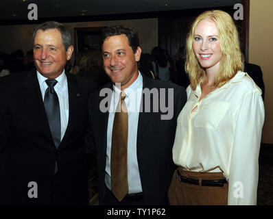 Producteur Tom Sherak, Universal Pictures président Adam Fogelson et son épouse Hillary (L-R) arriver à la National Multiple Sclerosis Society's 36e dîner annuel des champions à l'hôtel Century Plaza Hotel de Los Angeles le 27 septembre 2010. UPI/Jim Ruymen Banque D'Images